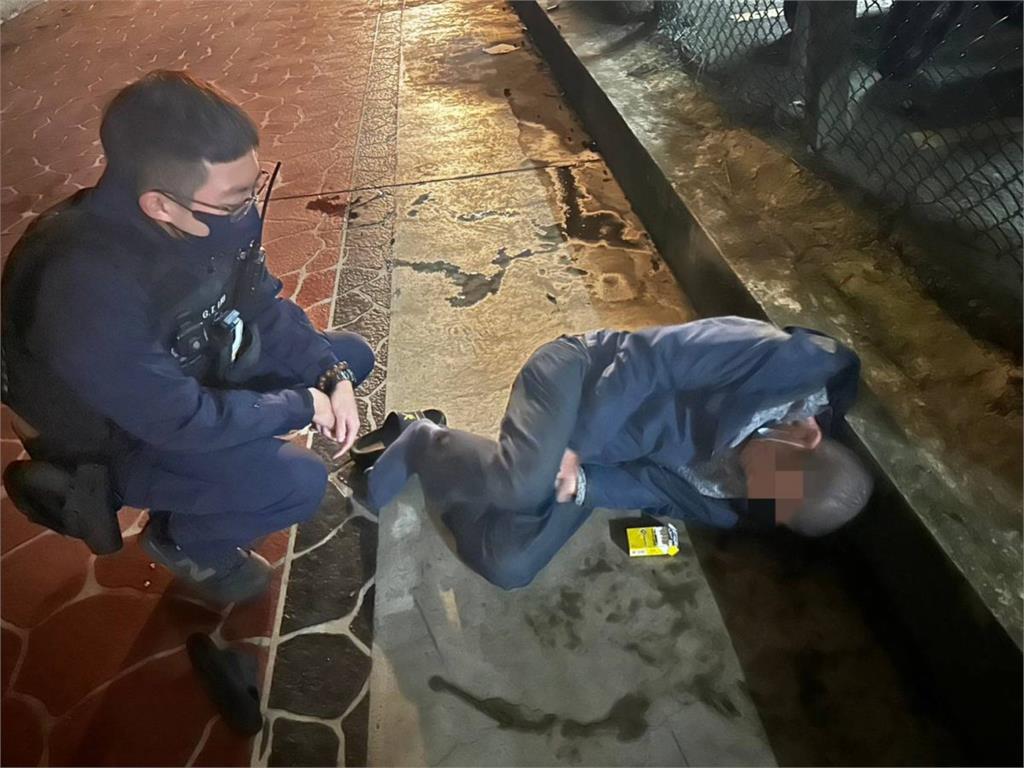 4寶爸經濟壓力大醉倒路旁　觀音警暖心開導