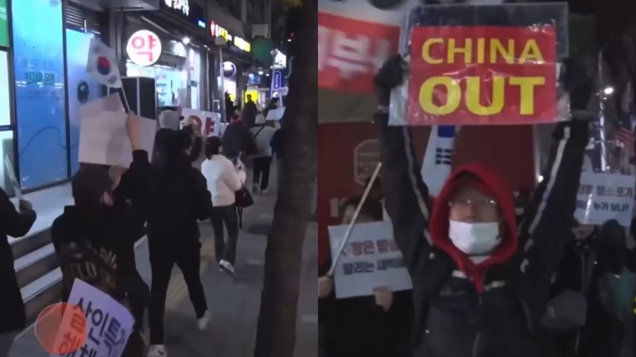 中國人「改衝南韓」當地人超羨慕日本！舉牌抗議怒吼：CHINA OUT