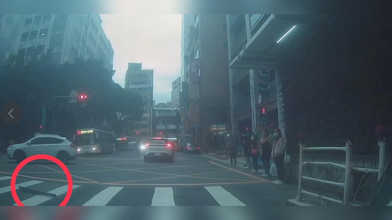 最新/北市青島西路工地鋁條砸落斑馬線 幸無人傷