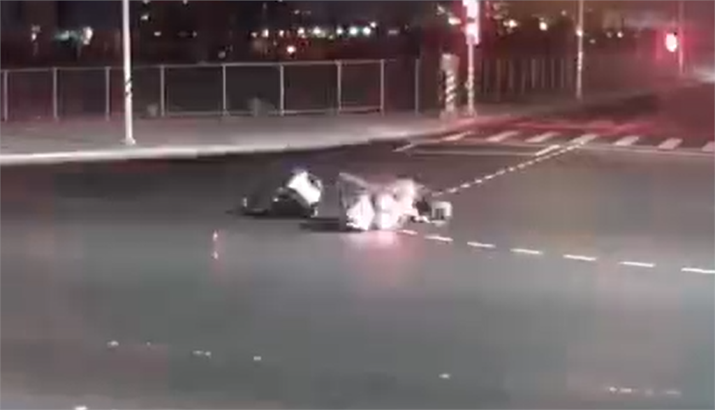 警察處理交通事故 慘遭機車撞倒畫面曝