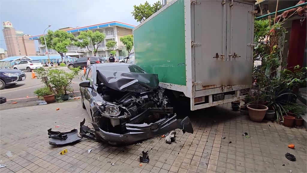 七旬老翁駕車突「跨越中線」　右轉機車騎士閃避不及　頭部重創身亡