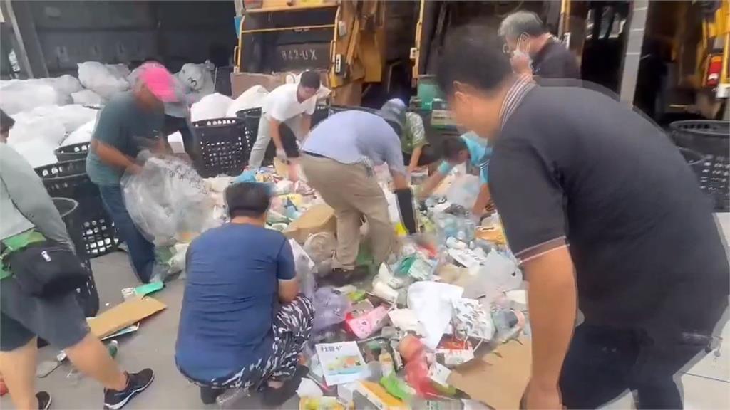 找什麼？彰化和美回收場 一群人翻垃圾山