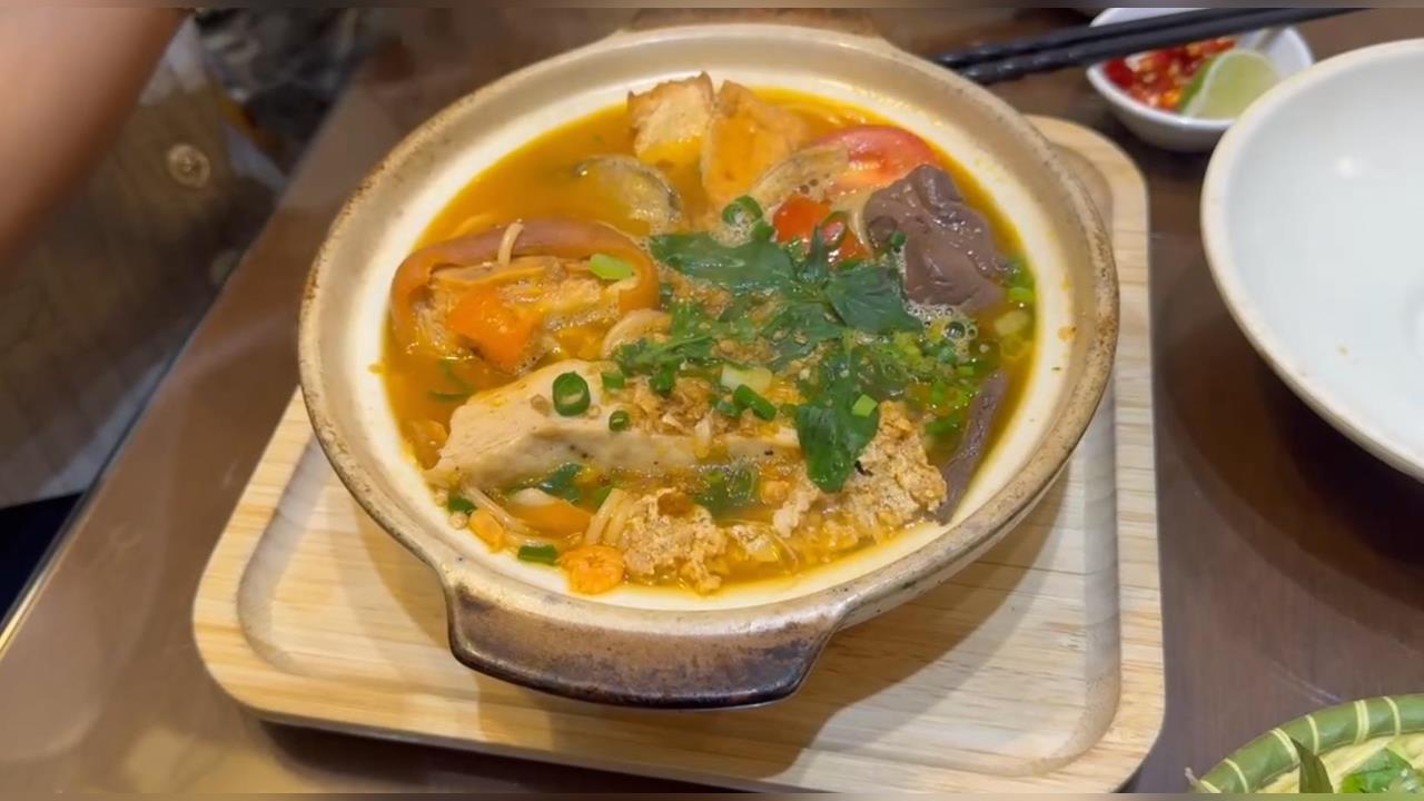 快新聞/越菜餐廳驚見蟑螂!老闆喊「生意太好遭檢舉」 衛生局發聲了