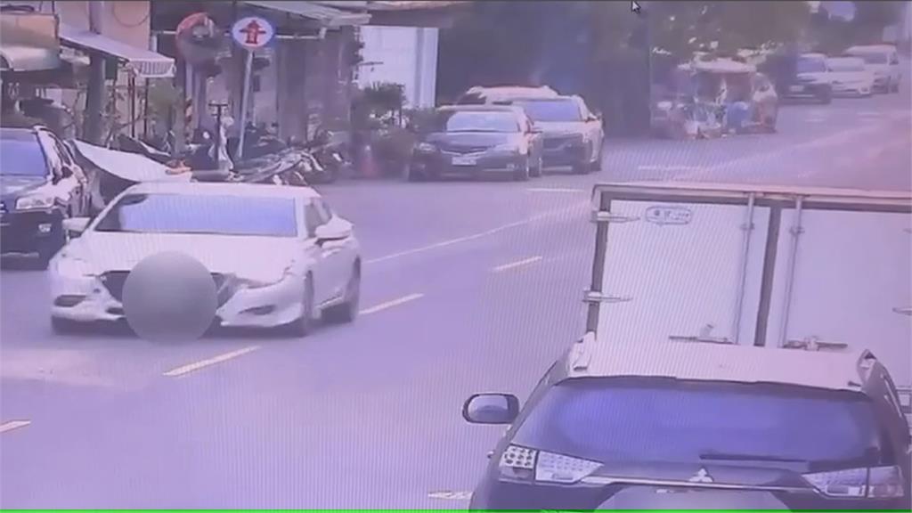 被撞還要被罰!轎車違規停騎樓遭撞上 肇事車輛逃逸「最高可罰3千元」