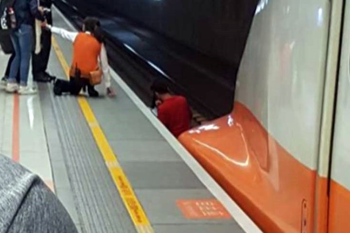 女子摔落高鐵月台 男搭救險遭列車撞上