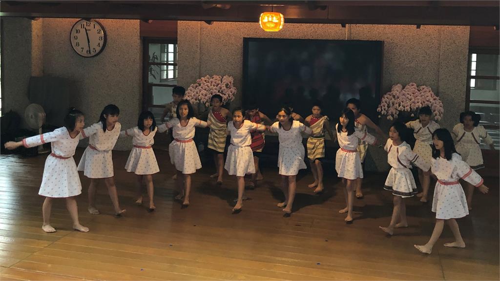  參訪花蓮靜思精舍 紅葉國小學生表演原民歌舞