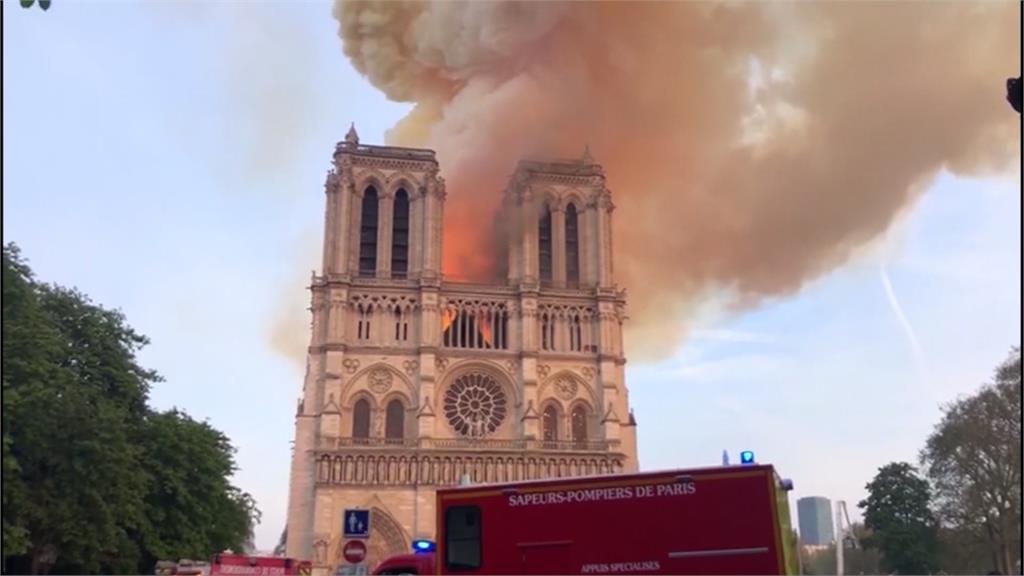 巴黎聖母院尖塔燒到坍塌  一消防員重傷