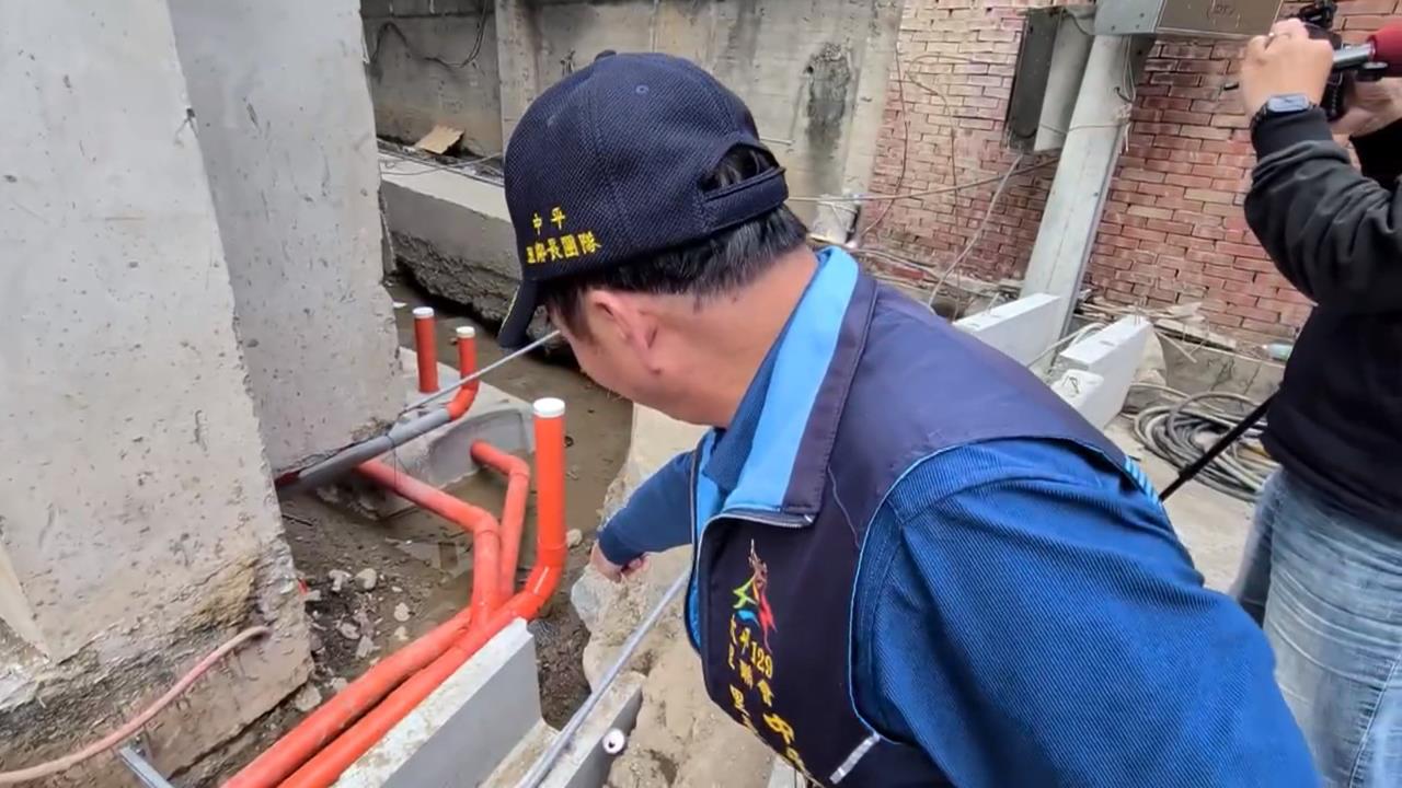 工地有池塘？疑施工挖破溝渠　越蓋越高？台中居民控有違建疑慮