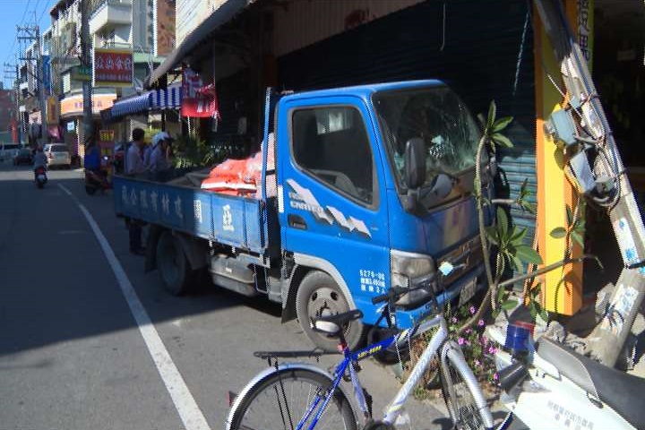 駕駛低頭撿菸盒 小貨車衝撞早餐店