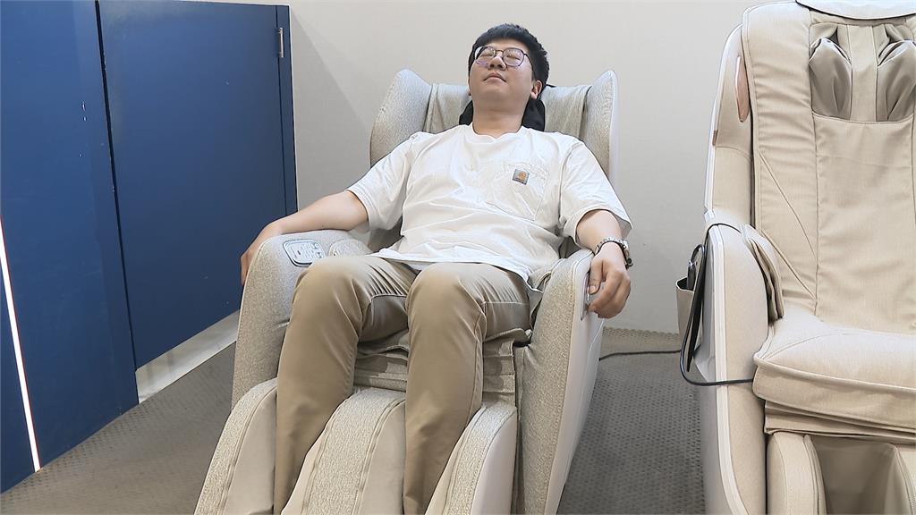 父親節送禮兩萬有找！　輝葉推「WULA超有力小沙發按摩椅」