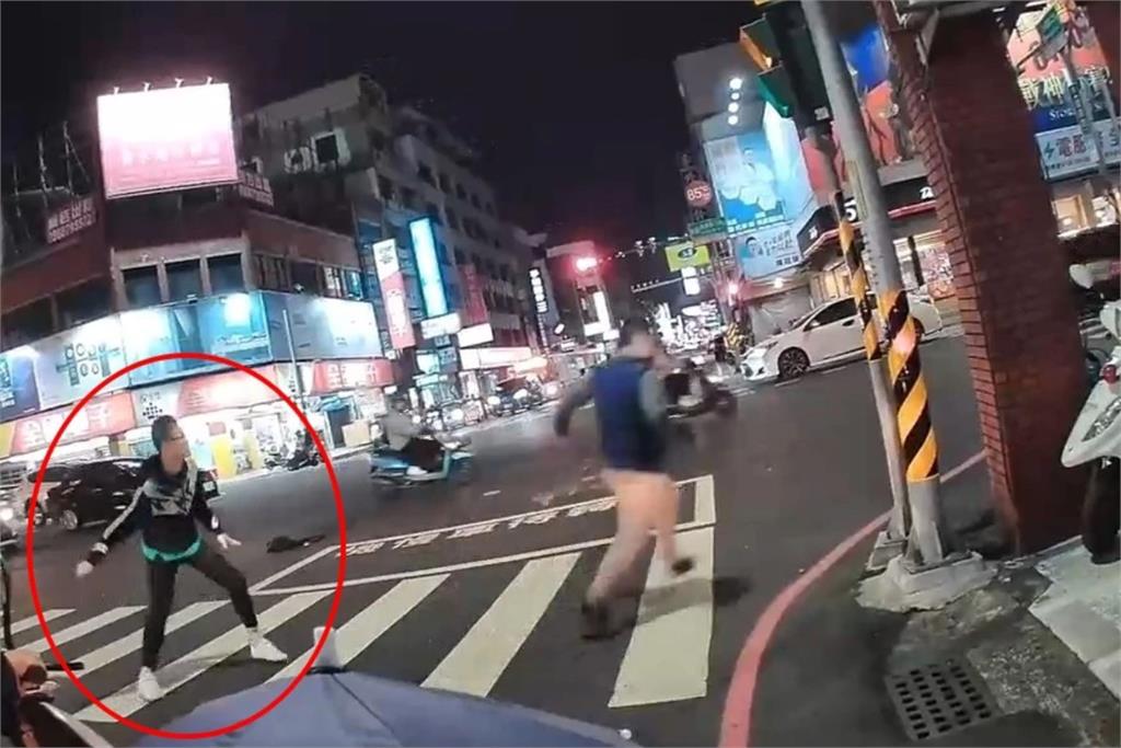 足療師隨機砍人畫面曝光　傷者爬進派出所求救、警員衝出壓制 