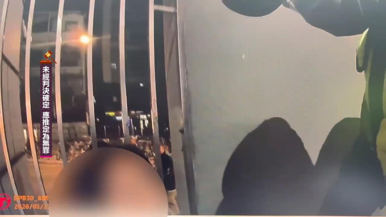 士林捷運站外怪女！　跟蹤乘客、焚燒口罩遭帶回保護管束