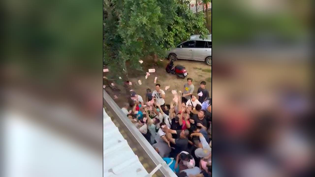 古坑廟宇灑錢大放送　民眾瘋搶天降八萬鈔票雨