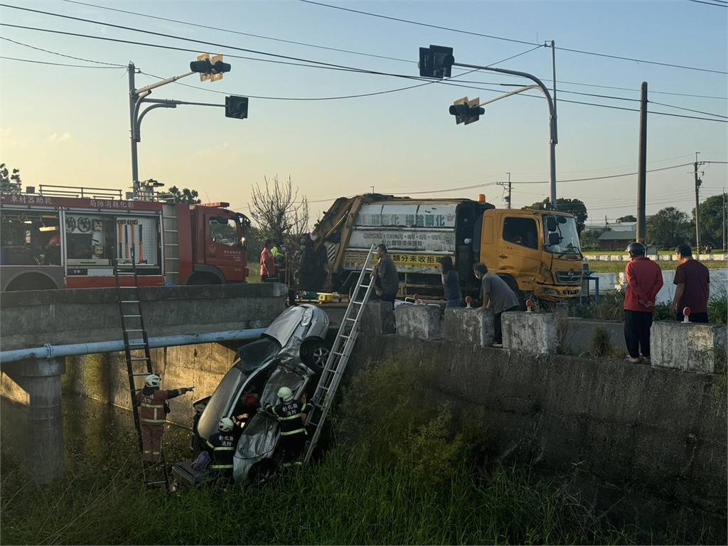 彰化轎車與垃圾車擦撞墜排水溝　4人驚險脫困