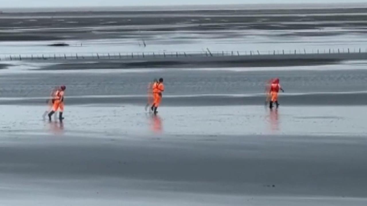 颱風天衝漢寶溼地！彰化釣客疑身體不適昏迷　警消徒步２公里涉水救援