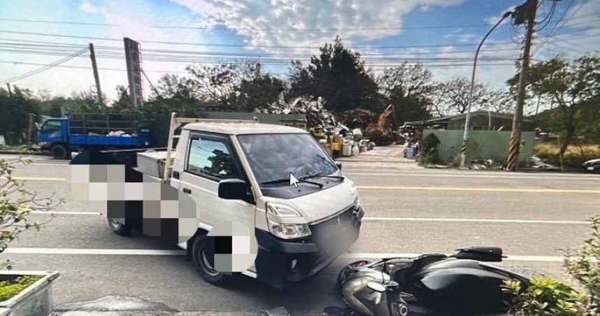 苗栗騎士閃避「越線休旅車」　撞上倒退貨車傷重不治