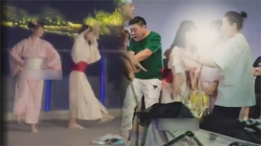 辱華了！2<em>中國</em>女穿和服跳二次元舞　遭「大媽大爺包圍」推擠狂罵：間諜
