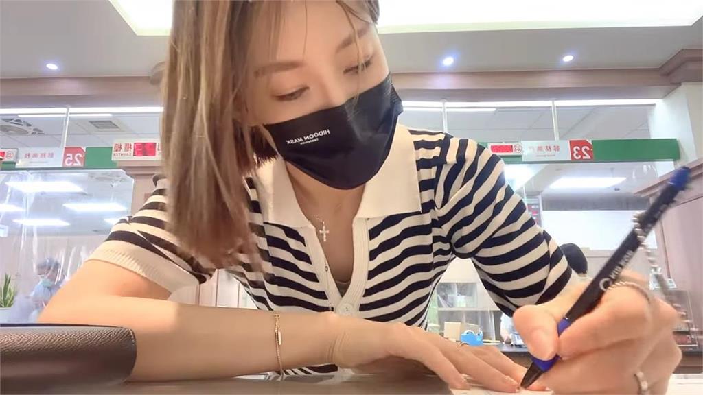 中國人妻受驚了！郵寄包裹「工作人員還想幫省錢」　大讚：效率態度好