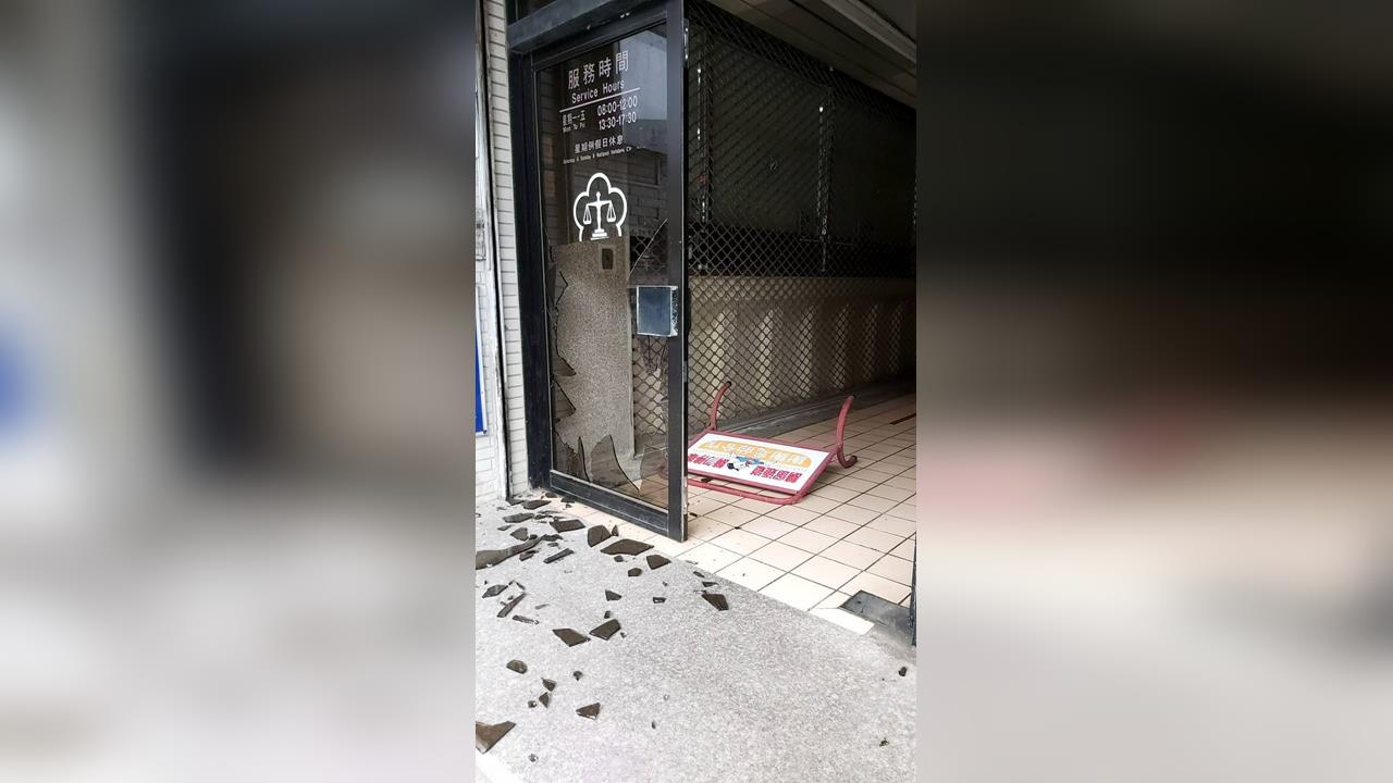 男子出庭後突情緒失控　拿「拒馬」砸碎屏檢大門又鬧事