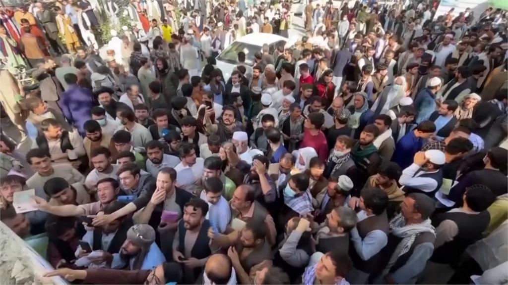 阿富汗民眾搶辦護照　民眾湧入　場面混亂