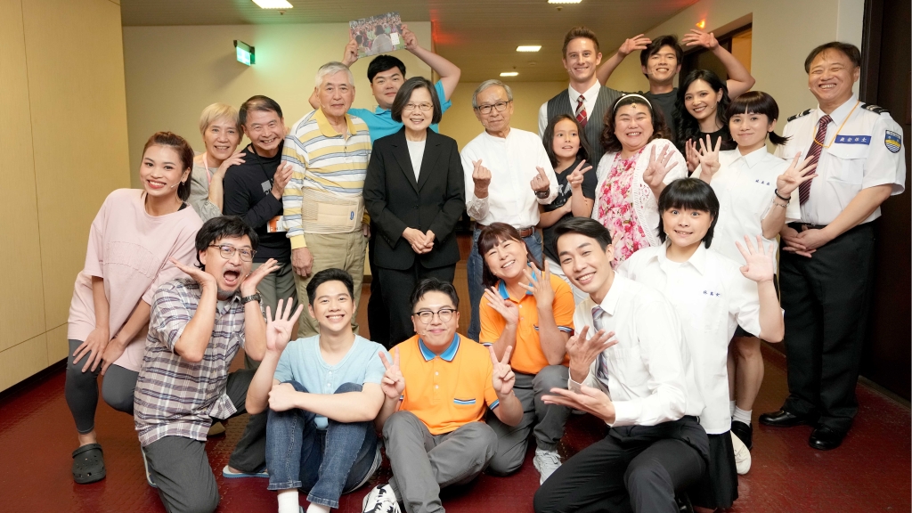 蔡英文驚喜現身舞台劇!與吳念真「台語對話」幕後互動曝光