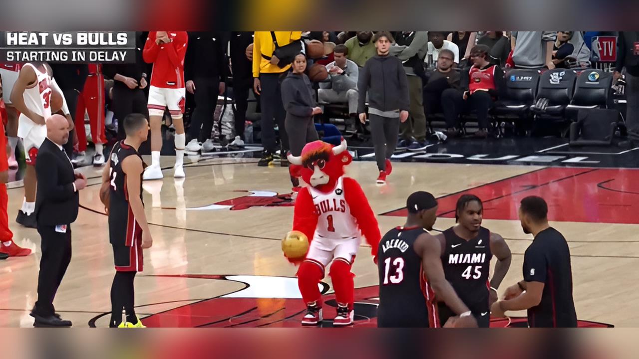 NBA(影)/公牛吉祥物有練過!「背框隨手一拋」投進超狂Logo Shot全傻眼