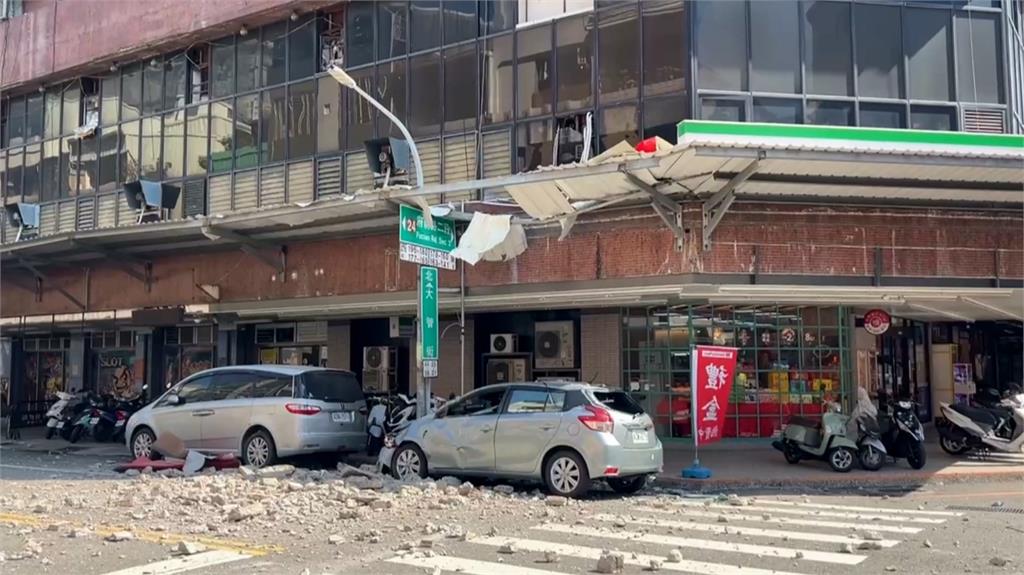嘉義大埔規模5.6地震　台南大樓矮牆被震倒水泥塊砸車"