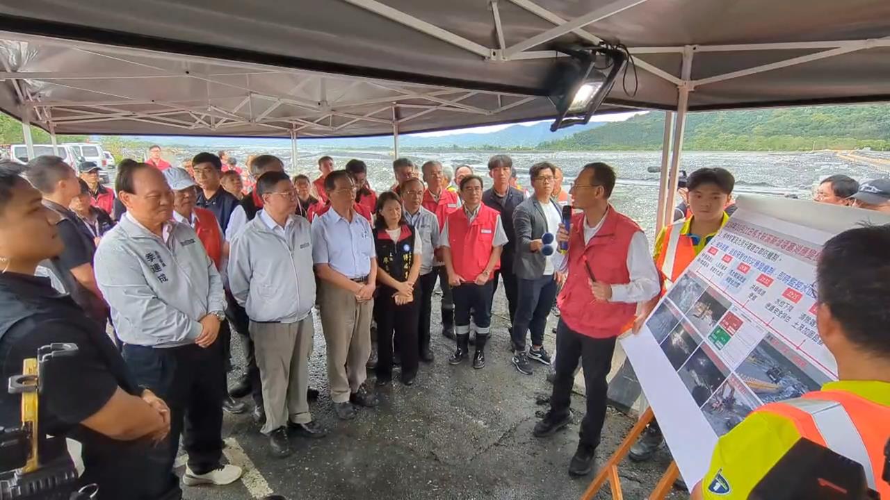 卓揆、季連成視察馬太鞍溪 水利署;深水槽方式減少溢流風險