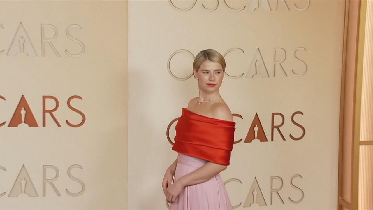 奧斯卡紅毯星光閃閃 蘿絲拜恩氣勢十足挑戰影后 K-POP獵魔女團奧斯卡初體驗