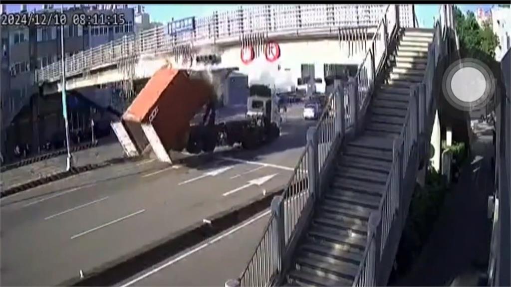 誰家的貨櫃掉路上？ 駕駛忘降下貨櫃撞天橋