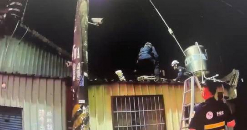 高雄男吃飯離席上廁所後失蹤 警循聲一看「他竟躺在屋頂上」