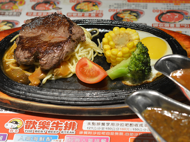 基隆大份量超值牛排店　豐富自助吧、排餐組合聚會聚餐好選擇