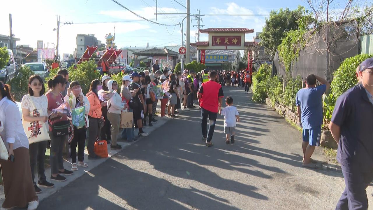 社子島驚見「排隊貪食蛇」！沈伯洋現身引轟動　粉絲擊掌擊不完