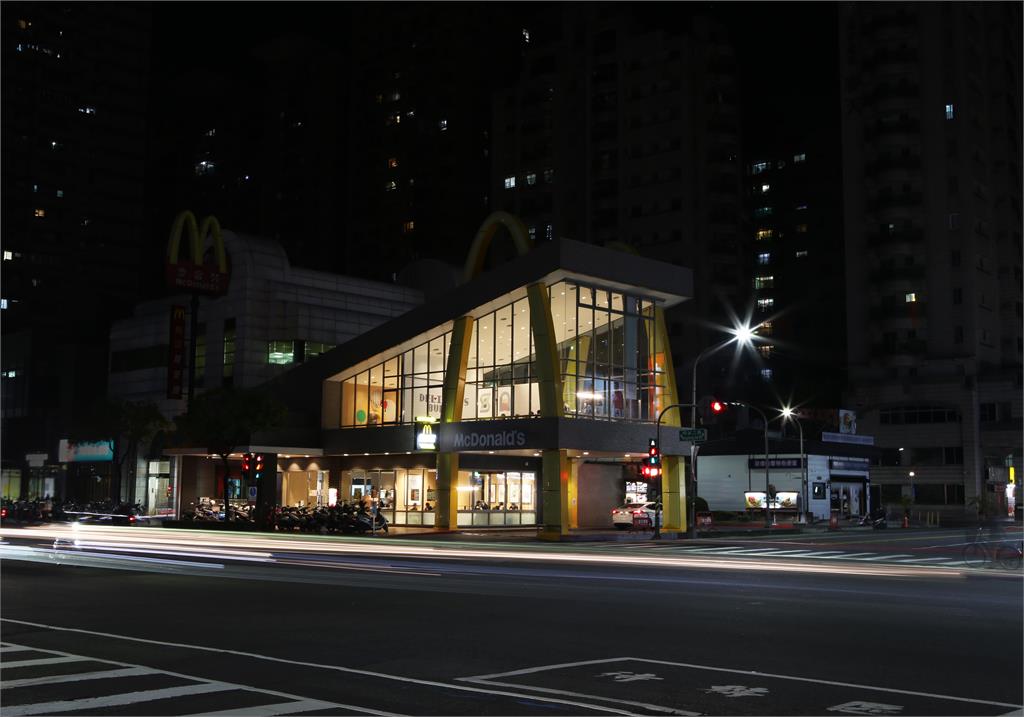響應世界關燈日！ 麥當勞、台北101晚間關燈用行動減碳