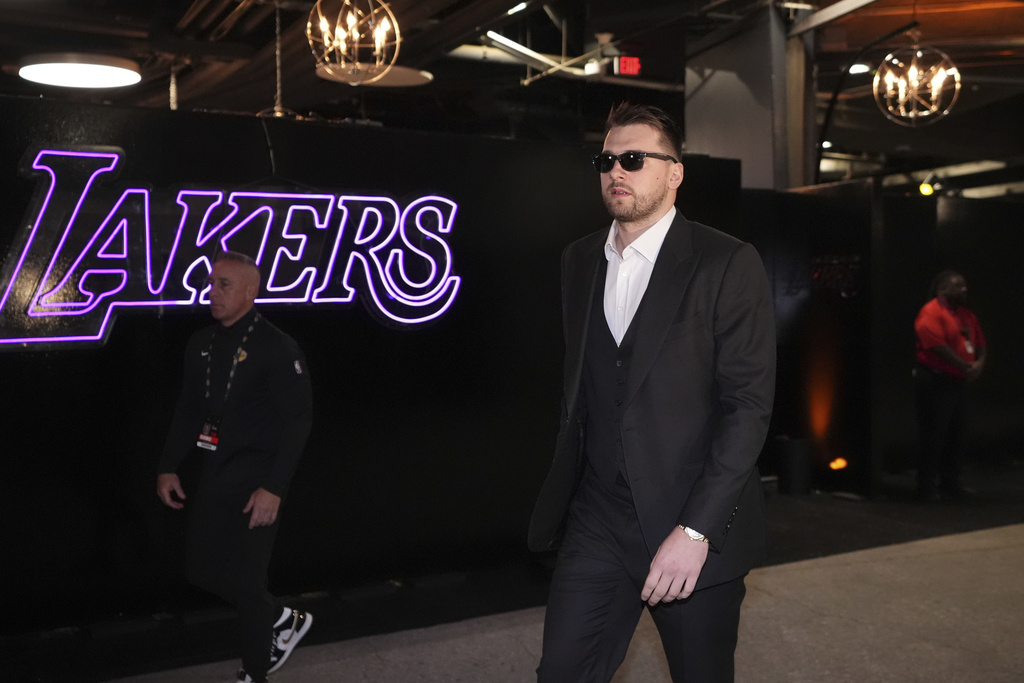 NBA(影)／超壯觀！唐西奇湖人首戰先發　進場每人送一件湖人77號球衣