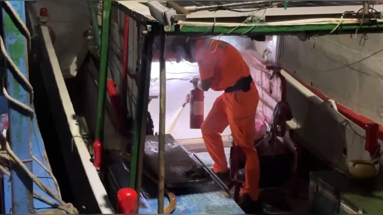 快新聞／驚魂！疑電器設備老舊、短路　富岡漁港凌晨火燒船