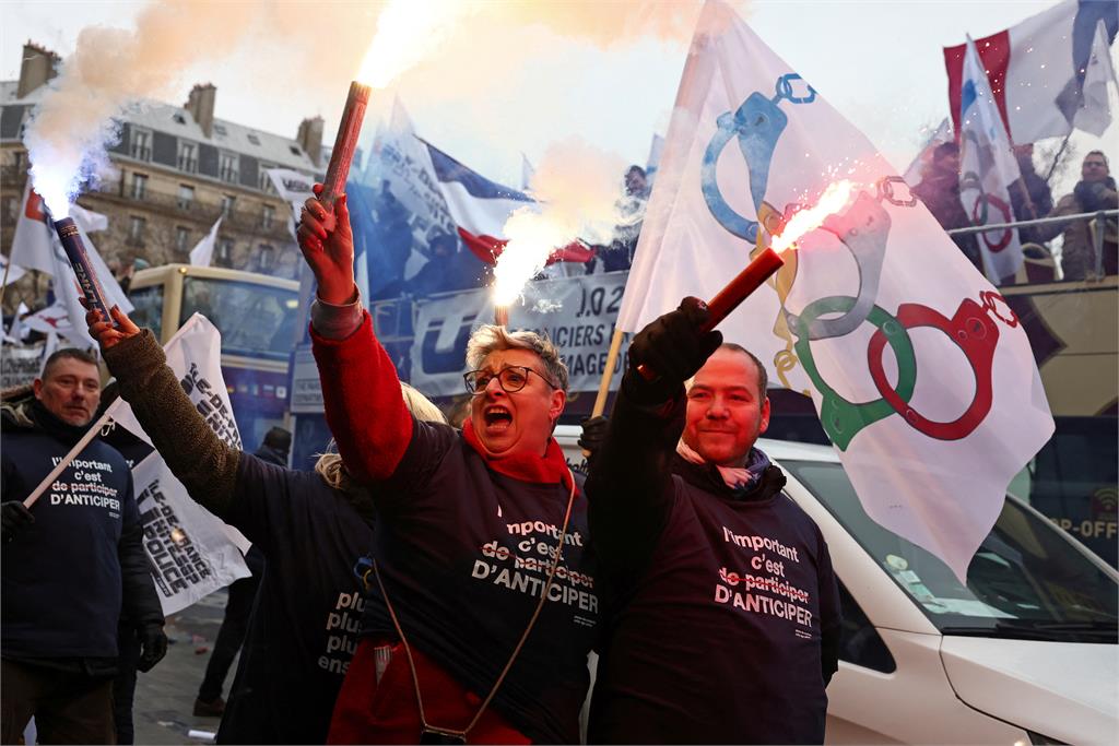 巴黎奧運工作量大增　法國警察上街抗議盼改善待遇