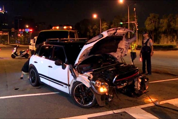 BMW突切進快車道 小客車閃避不及釀事故
