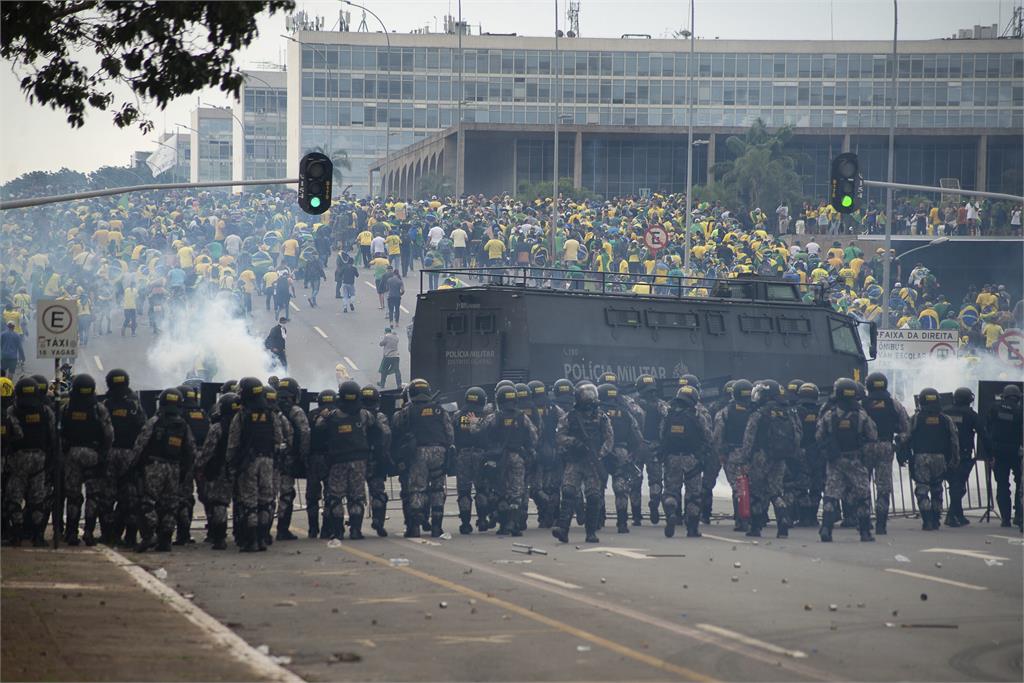波索納洛支持者闖國會及總統府　巴西總統痛批：史無前例
