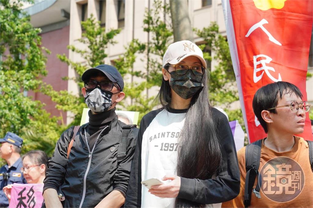 亞亞大喊：我主張和平統一！「滾回去」聲音此起彼落　八炯也到場開嗆