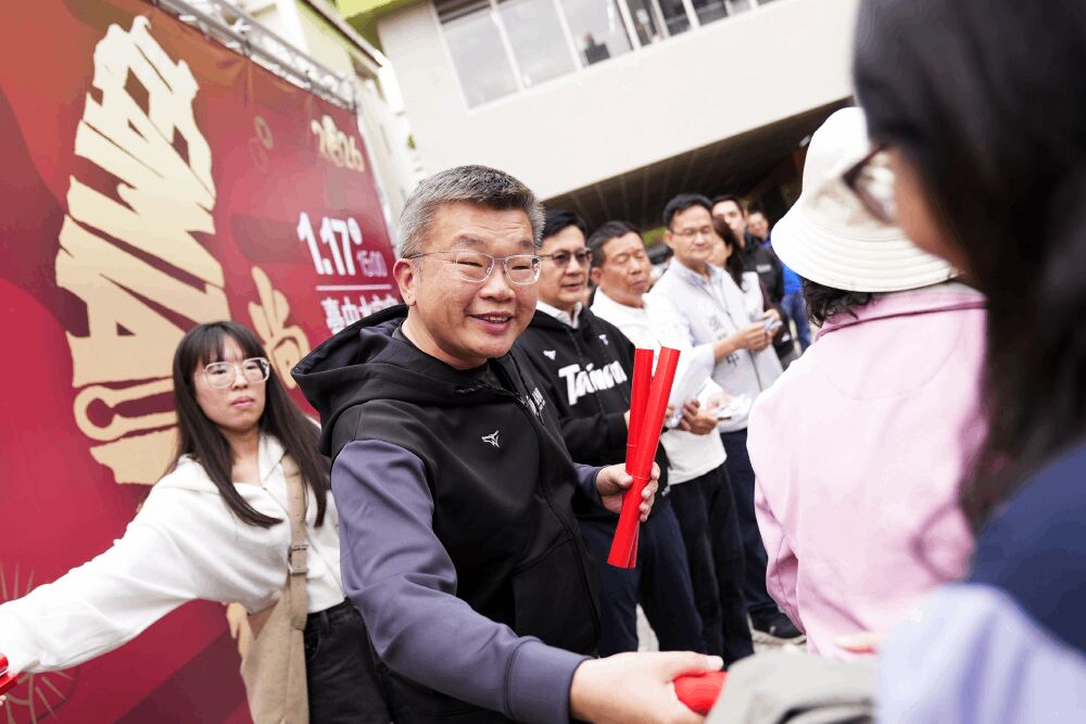 蔡其昌TeamTaiwan春聯首發逾萬人領　明起全國319處同步供索取