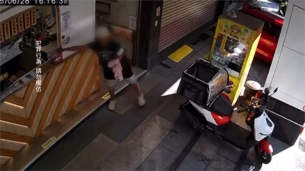 愛心箱大盜!黏魔鬼氈照偷 大膽婦「整箱提走」離譜畫面曝