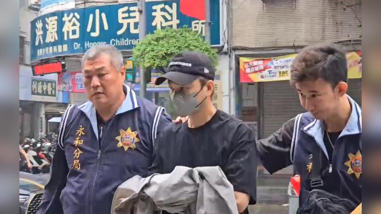 閃兵案延燒!Energy張書偉雨中被押下車 雙手上銬沉默步入分局
