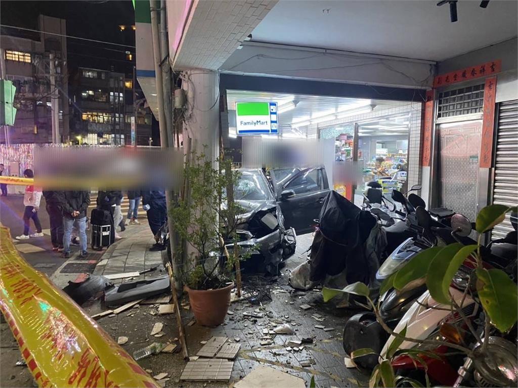 快新聞／又是喪屍菸彈！北投轎車暴衝撞17部車又撞進超商　車內驚見依托咪酯菸彈