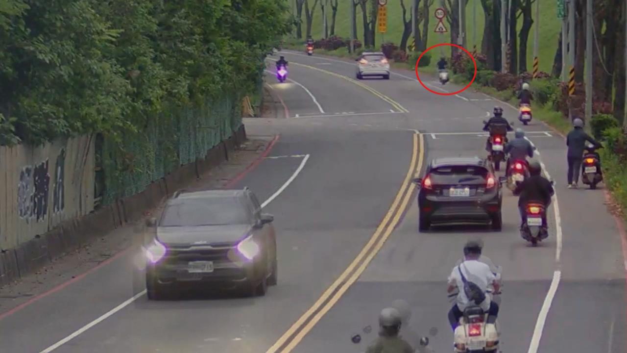 道路「高低落差」奪命？　騎士疑單手騎車自撞燈桿亡