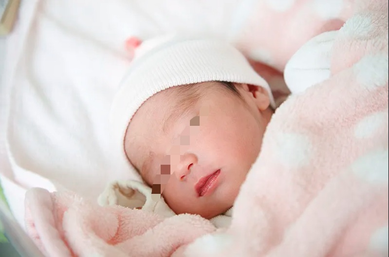 無良母吸毒害女嬰吸入毒煙　毛髮驗出多種毒品反應「上癮了」