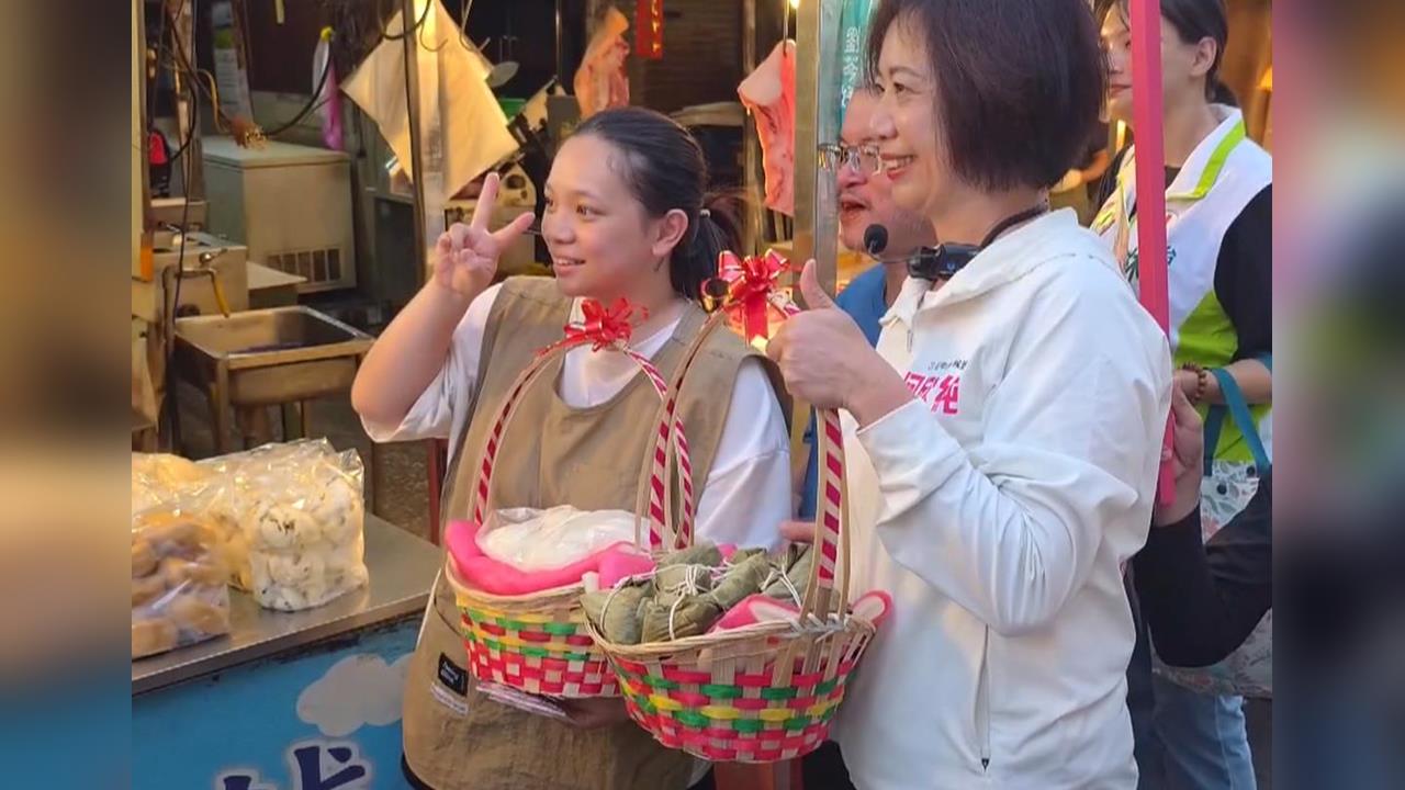 搶攻上班族票！　何欣純提74線塞車解方　黃昏市場廣播拜票