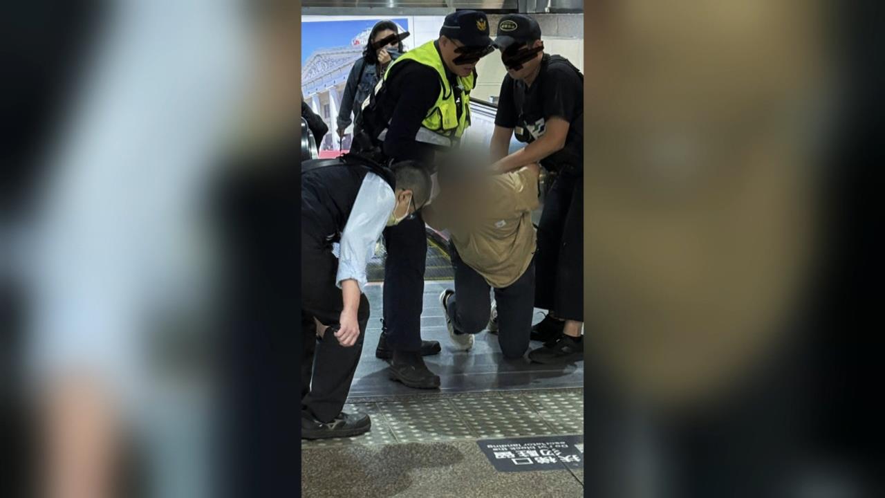 跨年前一天不平靜！北車再傳突發狀況　男喊「火車出軌」遭站務員噴辣椒水