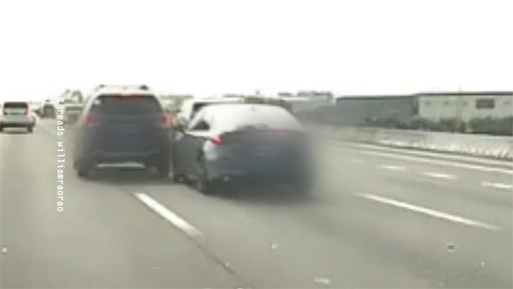 國道驚魂片!轎車2輪騰空險翻車 全因她「這樣變換車道」