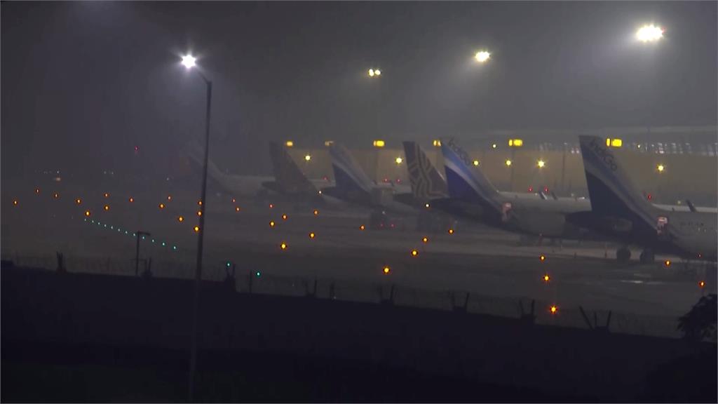 印度空污+濃霧「能見度0」　新德里機場500架班機誤點